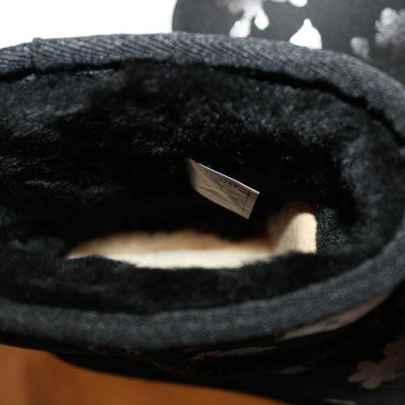 NIB UGG WOMEN'S FLORAL METALLIC‎ MINI SUEDE SHEARLING LINED BOOTS BLACK SILVER - Picture 5 of 8